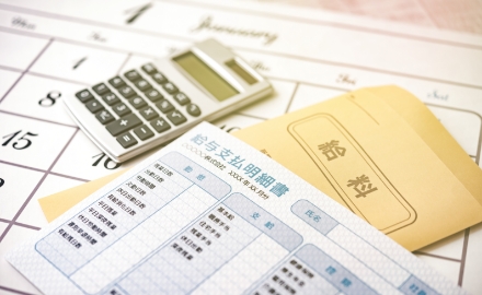 給与計算代行（電卓・給与のイメージ）